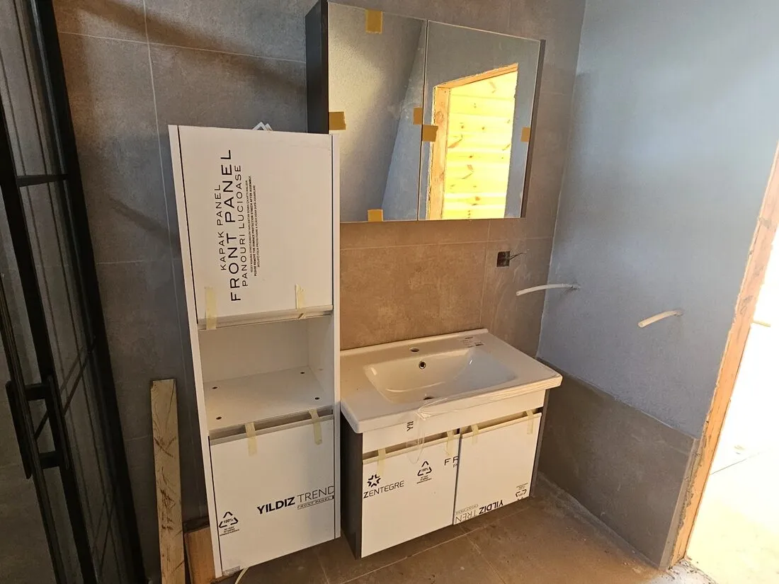 Ahşap A-frame iç mekân — taş şömine