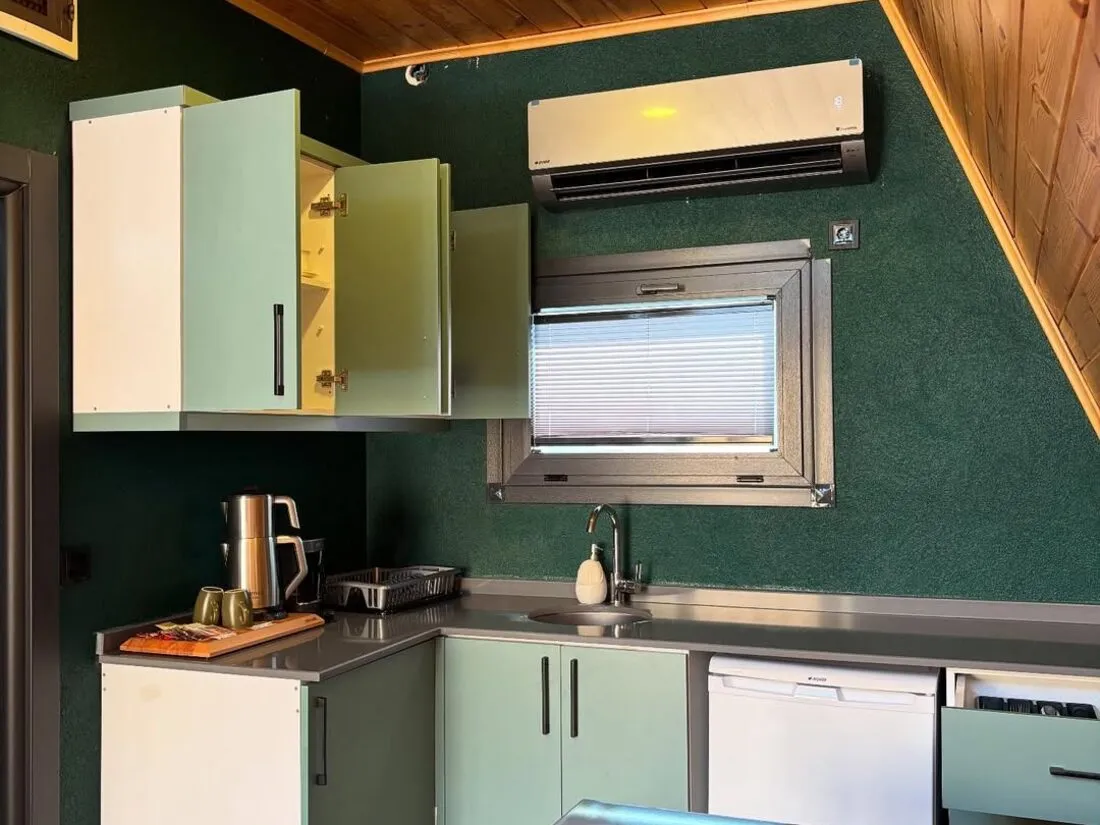 Loft kabin — çatı katı ve oturma alanı