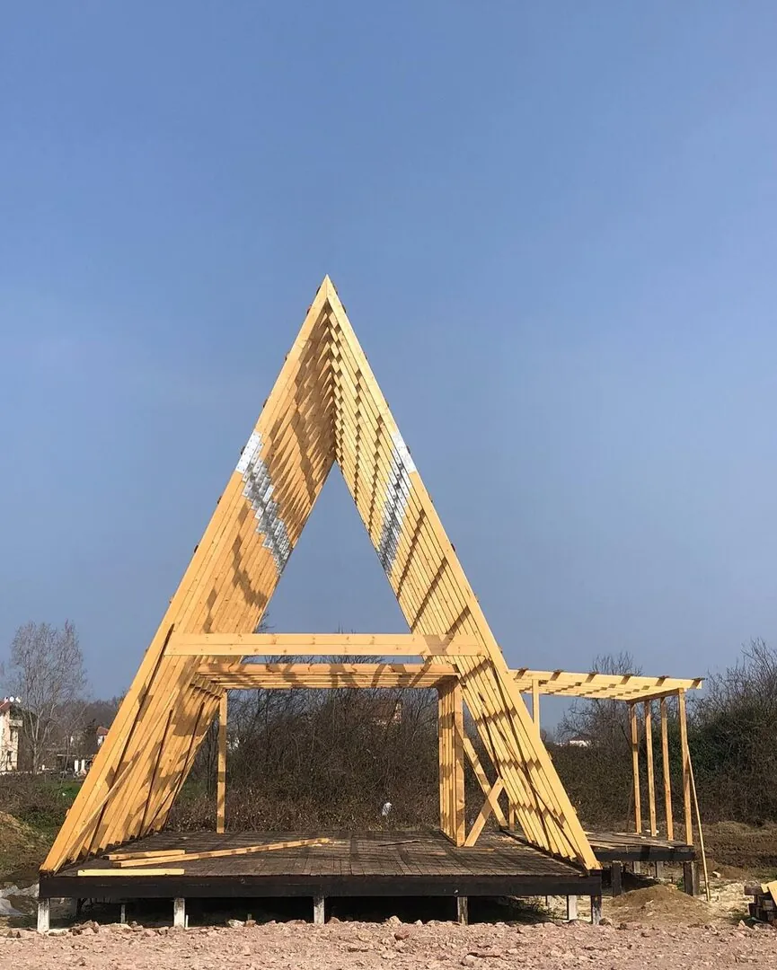 Sahada yükselen gerçek ahşap A-frame karkas