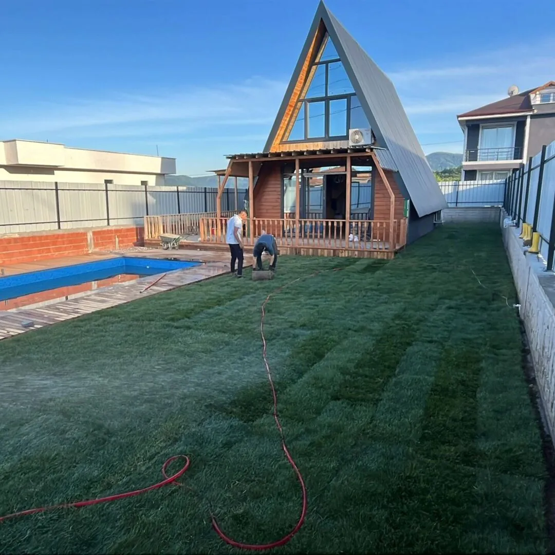 Arsada tamamlanmış gerçek ahşap A-frame ev